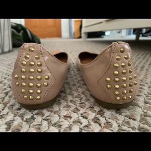 Nude flats with gold details
